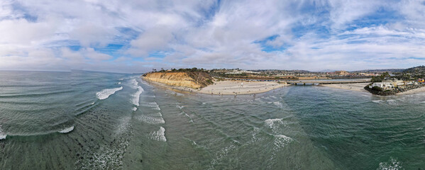 Naklejka premium Aerial view of Del Mar North Beach, California coastal cliffs and House with Pacific ocean. San Diego County, California, USA
