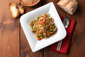Deliziosa insalata estiva con farro, tonno, mais e pomodorini