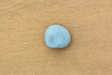 Foto auf Acrylglas Steine im Sand Sandy beach with stones in a postcard like iconic style