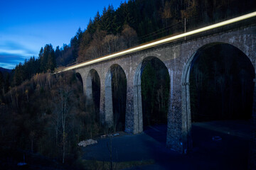 Brücke in der Ravennaschlucht bei Freiburg im dunkeln