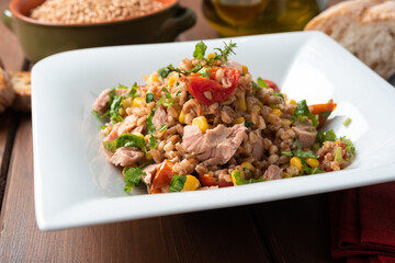Deliziosa insalata estiva con farro, tonno, mais e pomodorini