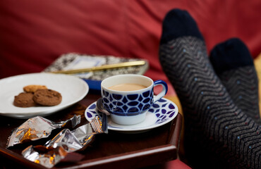 Taza de café con galletas y magdalenas