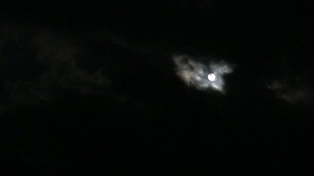 Luna piena in una notte molto nuvolosa