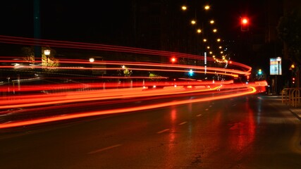 Rastro de luces de una calle de  una ciudad por la noche