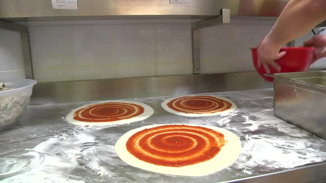 preparazione e cottura al forno a legna della piazza napoletana