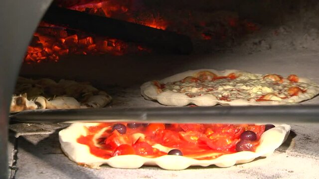 preparazione e cottura al forno a legna della piazza napoletana
