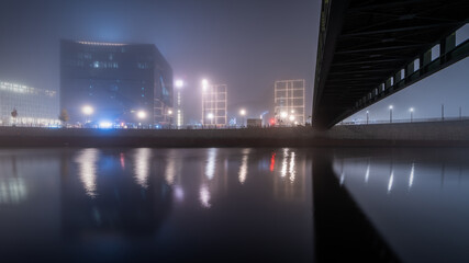 Nebel am Hauptbahnhof an der Spree in Berlin 