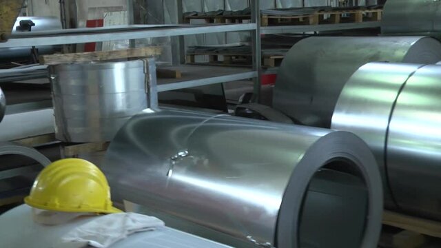 Capannone industriale con rotoli e bobine di lamiera e d'acciaio