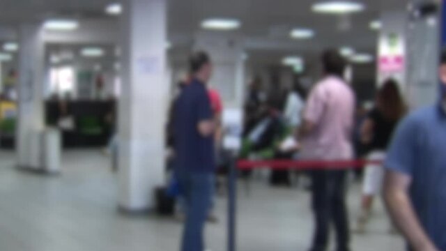 Folla che entra e esce da un ufficio delle tasse 