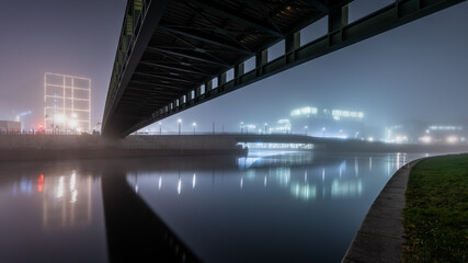 Nebel am Hauptbahnhof mit Gustav-Heinemann-Steg an der Spree in Berlin