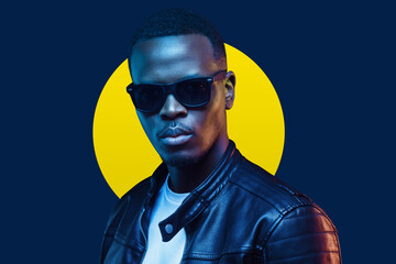Portrait of stylish african man, wearing leather jacket and sunglasses isolated on blue background - obrazy, fototapety, plakaty