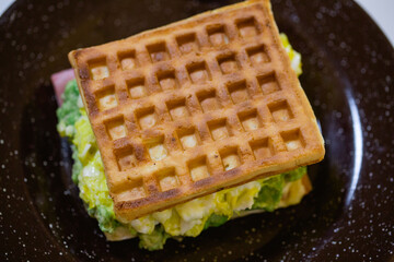 Waffle de palta y huevo fresco emplatado