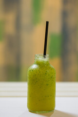 jugo citrico de limón servido en botella de vidrio con sorbete en un bar