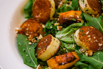 Plato de ensalada fresca con lechuga y semillas emplatado plano específico