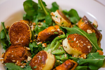 Plato de ensalada fresca con lechuga y semillas emplatado primer plano