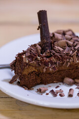 torta de chocolate y dulce de leche con crema y lluvia de chocolate en rama
