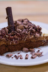 torta de chocolate y dulce de leche con crema y lluvia de chocolate en rama