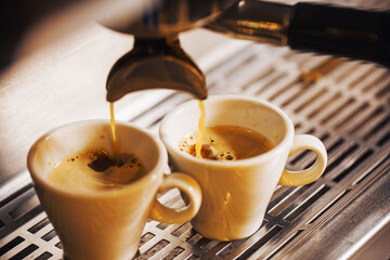 Preparación de dos tazas de café para restaurante