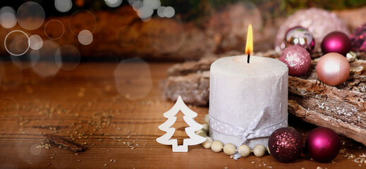 brennende adventskerze - weihnachtliche dekoration
