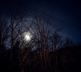 Noche de luna y nubes