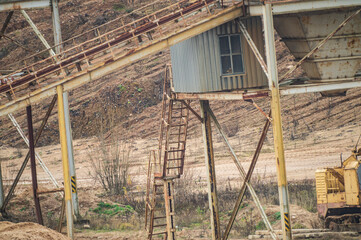 Industrial architecture and technology for mining in a sand quarry