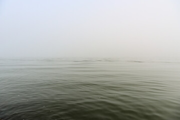 Wasseroberfläche mit Nebel