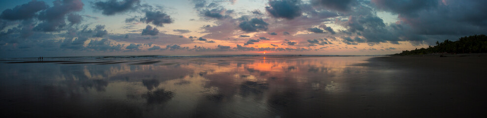 Fototapeta na wymiar Sunset on the beach of Matapalo in Costa Rica