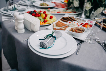 setting of a festive wedding table in gray-green tones