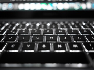 Laptop - beleuchtete Tastatur mit buntem Bildschirm