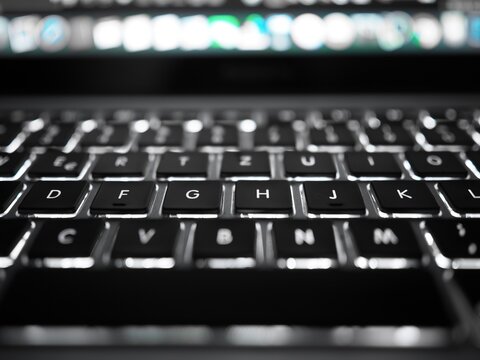 Laptop - beleuchtete Tastatur mit buntem Bildschirm