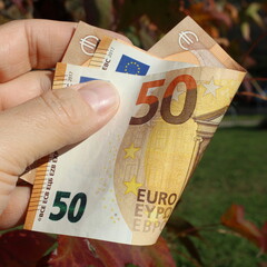 Banconote da 50 euro nelle mani di un uomo ricco