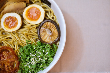 Ramen con fusión asíatica.