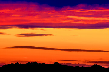 cime al tramonto 03 - il cielo si colora di rosso nel tramonto sui monti.