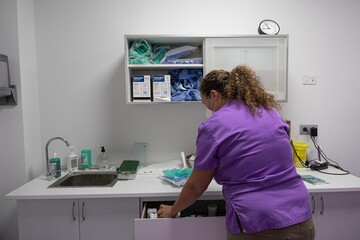 Obraz premium Nurse looking for a medication