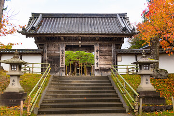 Obraz premium 日本の世界遺産 岩手中尊寺紅葉の本坊表門