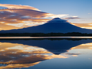 Fototapeta na wymiar 朝の田貫湖と富士山