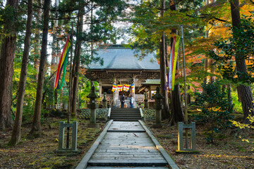 日本の世界遺産　岩手中尊寺弁慶堂の紅葉