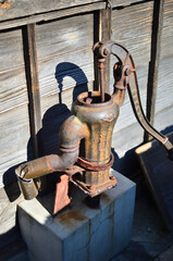 古いポンプ（Japanese old hand pump）
