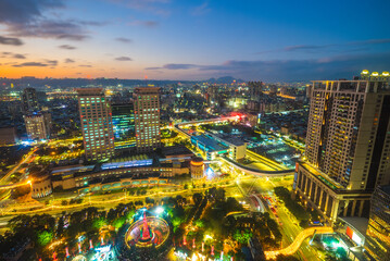 Obraz premium skyline of new taipei city and railway station in taiwan