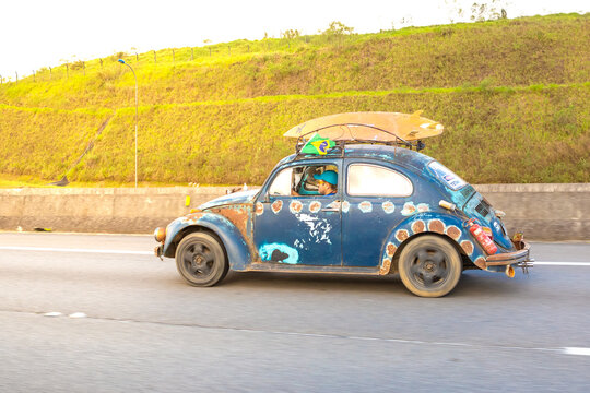Customized Beetle driving on Imigrantes Highway