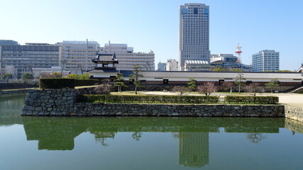 広島城とビルの街並みが堀に反射している／広島城址公園（広島県）