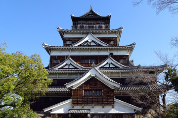 Fototapeta premium 広島城址公園の復元された天守閣をアップ【日本三大平城】／広島県
