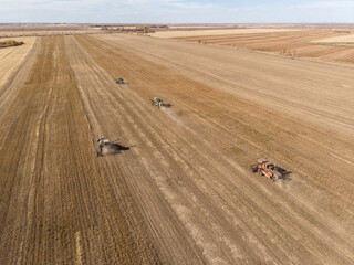 Obraz premium plowed agricultural crop field on which there were traces of the transported vehicles during the processing of the field