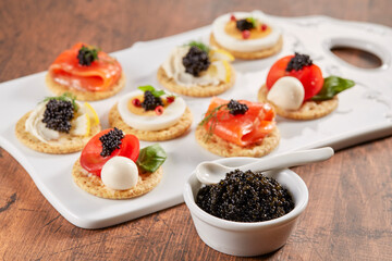 パーティー料理　カナッペ　キャビアを添えて