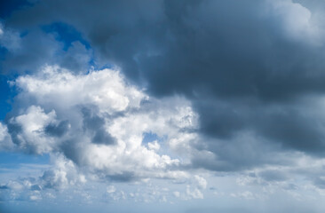 Obraz premium Dramatic sky, perfect for sky replacement, backgrounds, screen saver or any other application