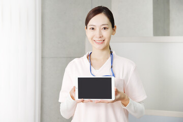 タブレットを持っている女性看護師