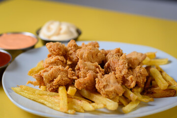 Pipocas de pollo con salsas y papas