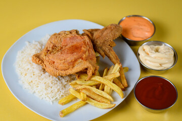 Pollo a la Broaster con papa y arroz