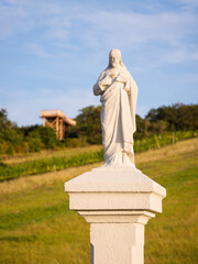 Obraz premium Statue of Jesus in front of a viewing platform in Burgenland