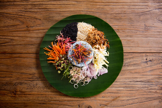 Kao Yam: rice salad with various ingredients (Thailand)